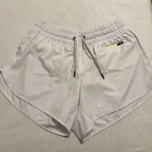 Vuori White Clementine Shorts 4”